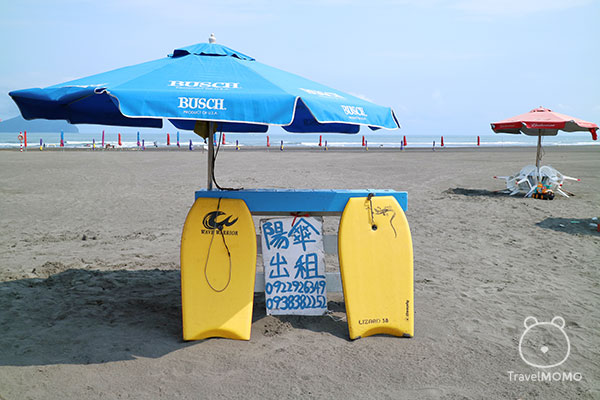 Beach umbrellas for rent on the beach. 沙灘上有太陽傘出租。