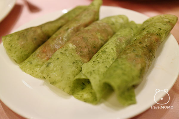Sliced duck meat wrapped in scallion crepes. 片皮鴨捲三星蔥餅