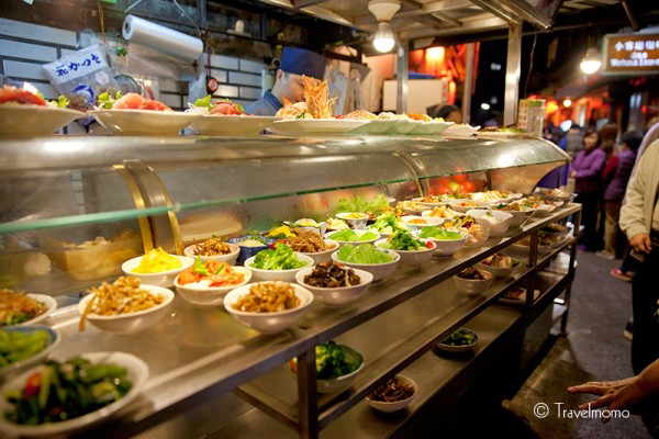 All dishes are on display like a little buffet on the street. 所有菜都放在路邊的櫃上，路邊自助餐總類豐富。