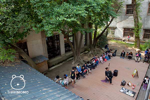The open space between the buildings is a nice place for live performance at the weekend. 中庭位置在週末有音樂表演