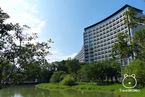 The famous Eslite Hotel is located at Song Shan Cultural Park 松山文創區著名的「誠品行旅」