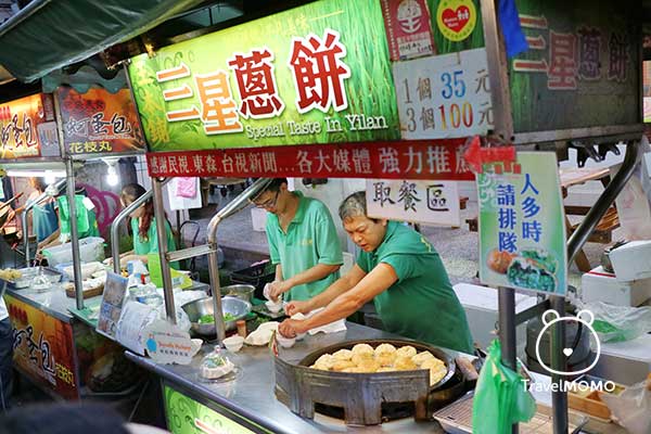 "Three Stars" onion cakes at Luodong night market 羅東夜市中的三星蔥餅