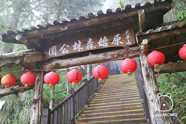 Walking up the stairs lead to more trails on the side and the temple on top. 樓梯直上兩旁有其他步道，樓梯最頂有一座廟（以前是日本神社）。