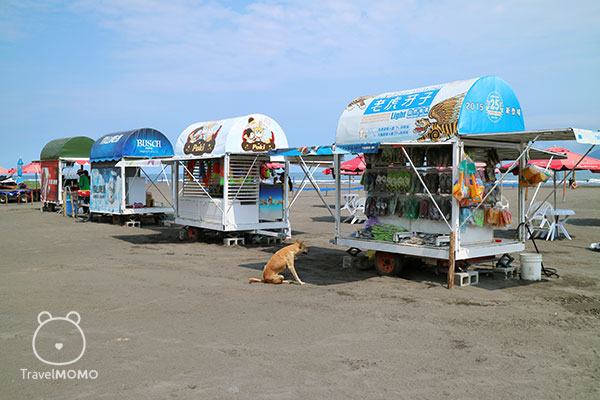 Beach accessories stalls 售賣沙灘用品攤位