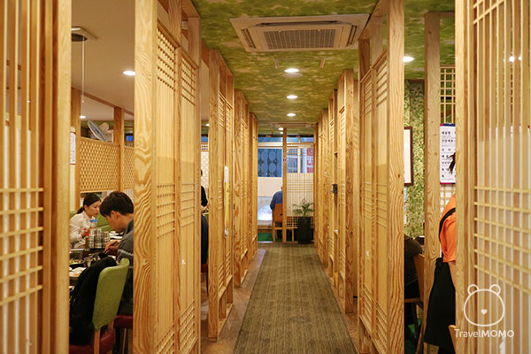 Interior of the restaurant 餐廳的室內隔間