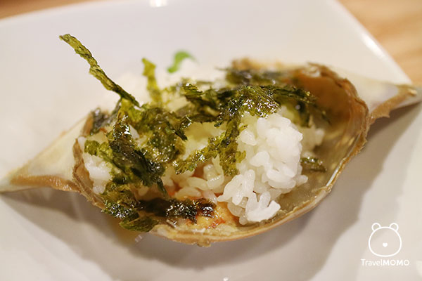 Mix rice and seaweeds in crab shells to eat 醬油蟹蓋加白飯和紫菜吃