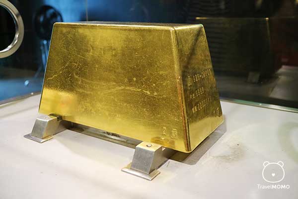 Close up of the 220 kg 999 gold brick. 重220公斤的999黃金特寫。