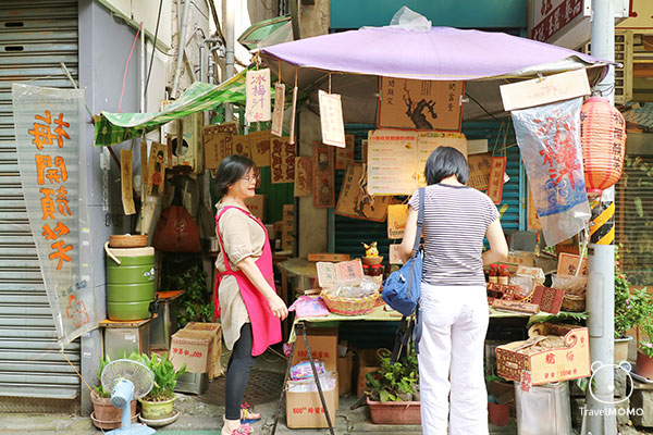 Plum stall in Yong Kang Street「梅開顏笑」