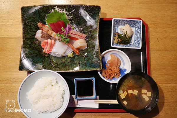 Raw fish set meal at Kotobuki Rakuhisa restaurant in Takayama. 高山お食事处 寿楽久