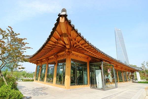 Hollys Coffee in Incheon Songdo Central Park