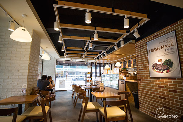 Queens' Brown cafe in Busan
