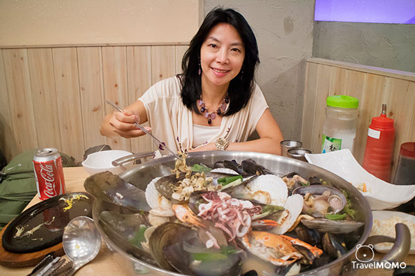 Kate Wu having seafood hotpot in Busan