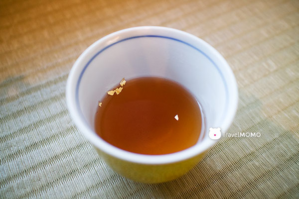 Gold leaf tea. 金箔茶。