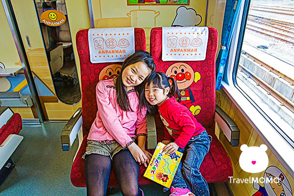 children travelling on train. 兒童乘搭鐵路。