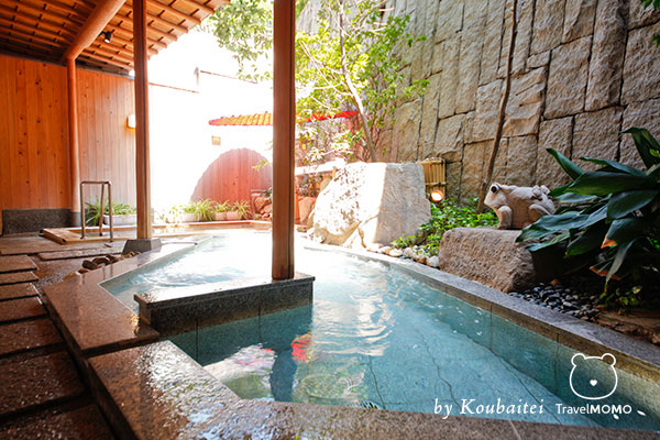 Koubaitei open-air hot spring. 紅梅亭男士露天風呂